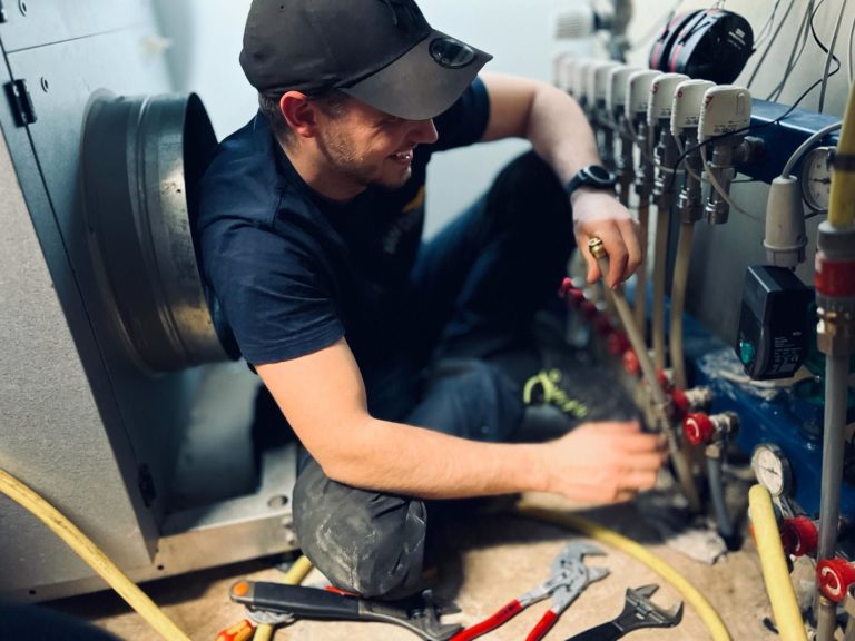Monteur van Heuvink Installatie aan het werk bij een technische installatie